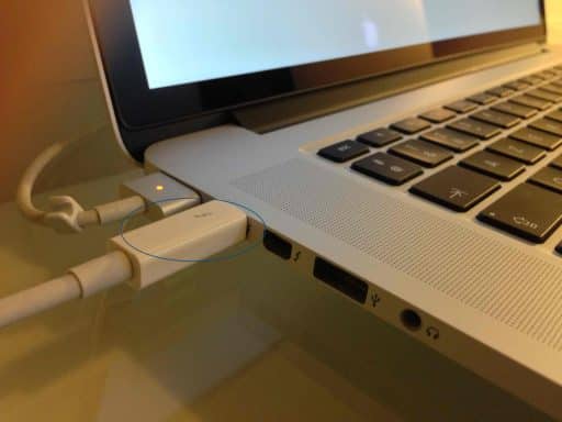 Ci-dessus, un MacBook pro Rétina avec la prise Thunderbolt