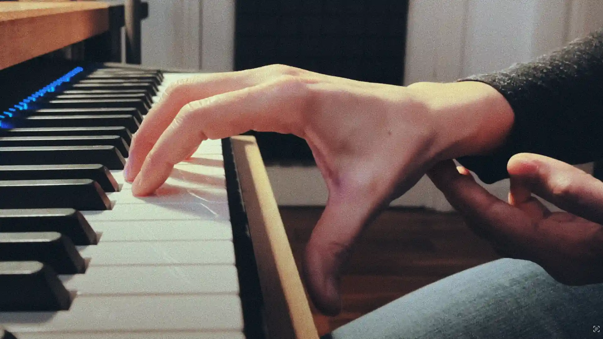 apprendre le piano, position au piano, assise et position de la main