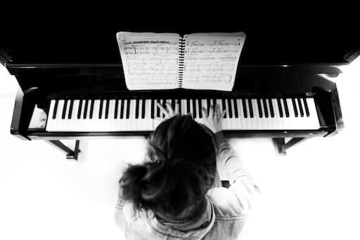 Apprendre à jouer du Piano : La gamme de FA mineur blues MOTIF N°5