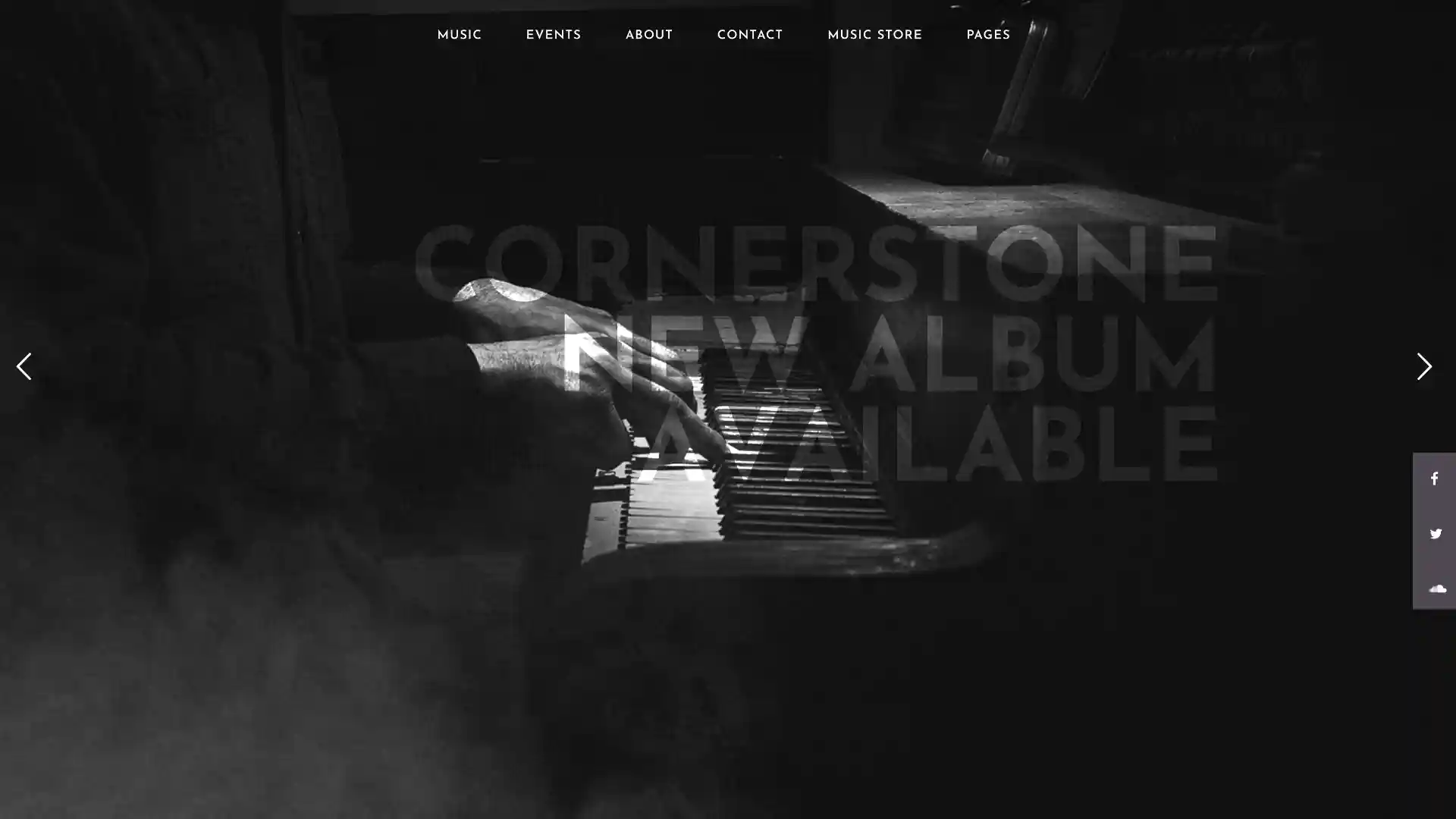 Page d’accueil sombre d’un site de musicien, avec un pianiste en noir et blanc