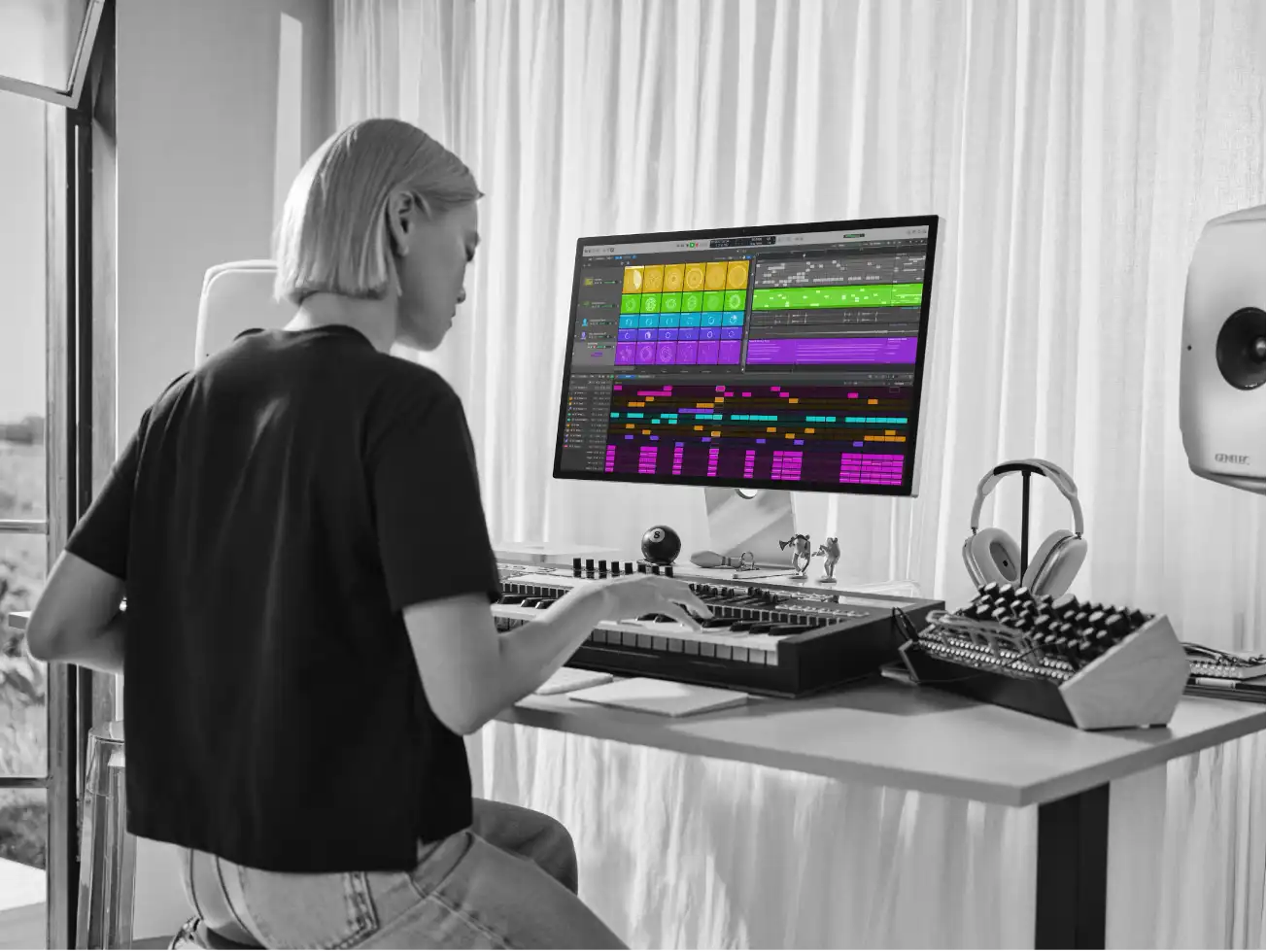 Musicienne devant son ordinateur et ses contrôleurs, en train de préparer un set live