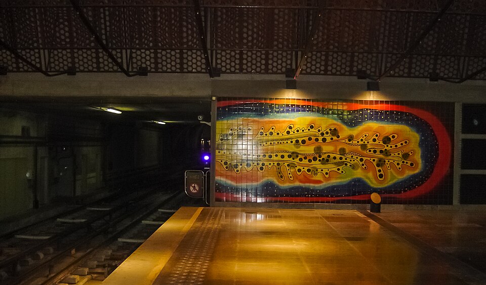 Motifs rappelant l'art de Kusama dans le métro